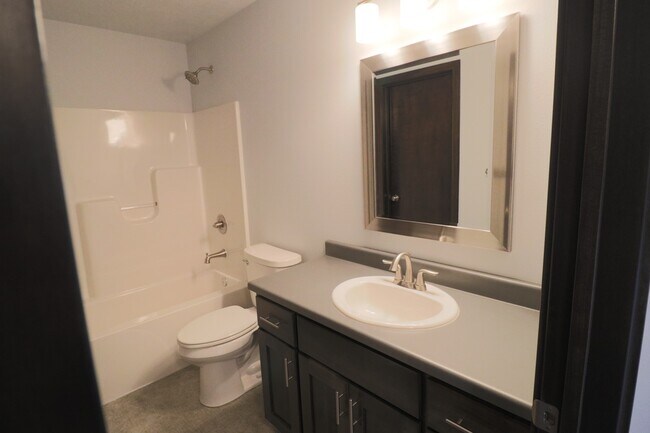 Building Photo - Amazing 4 Bedroom 3.5 Bathroom Townhome in Sioux Falls