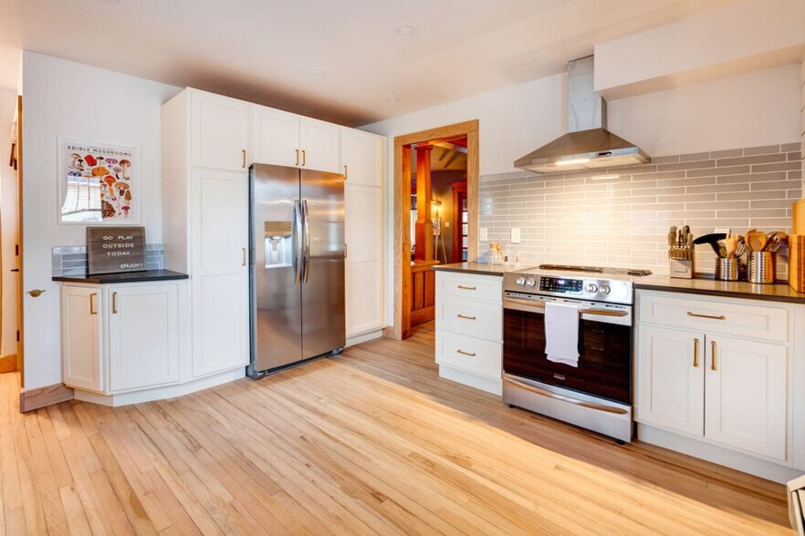 Building Photo - 155 Swart St