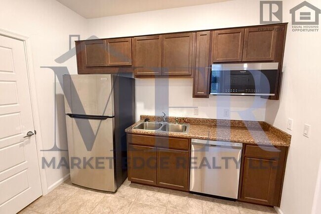 Building Photo - 4Bed/4Bath w/2 Car Gar-Tucson! $199 MOVE-I...