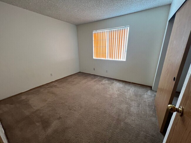 Building Photo - Best kept Fourplex- Mature Landscaping