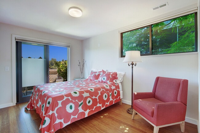 Building Photo - 216 26th Ave E