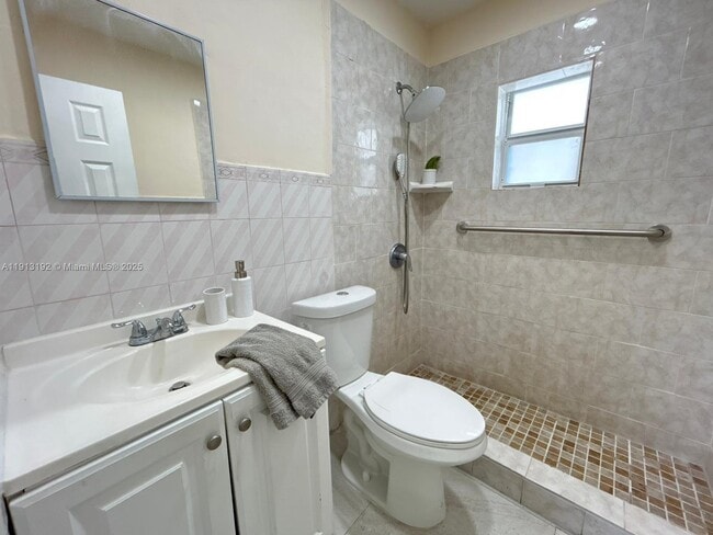 Building Photo - 610 E 8th Ave