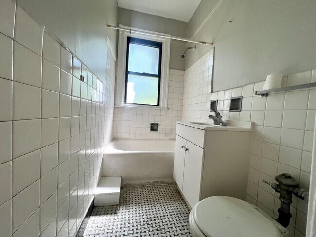 Building Photo - 1 bedroom in Chicago IL 60626