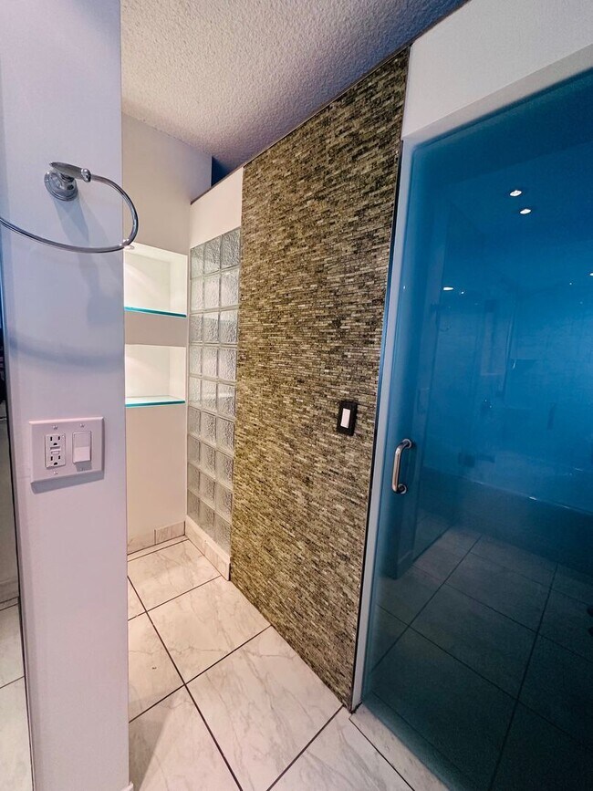 Building Photo - 1 Bedroom 1 Bath Ocean View Condo - Steps from Fort Lauderdale Beach!