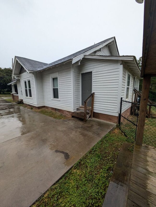 Building Photo - 3BD2BA Home in Newton