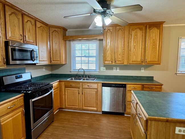 Building Photo - Check Out This 3 Bedroom / 2 Bathroom BRIC...