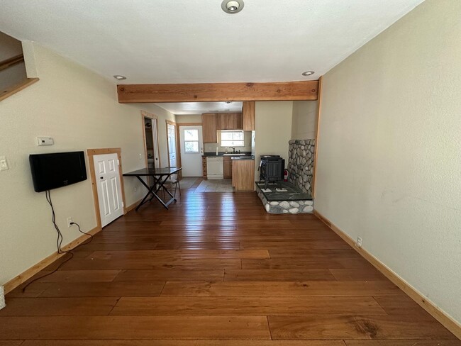 Building Photo - Centrally Located Near Heavenly,  2 bedroo...