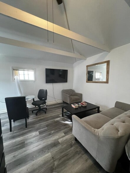 Building Photo - 340 1/2 Rennie Ave