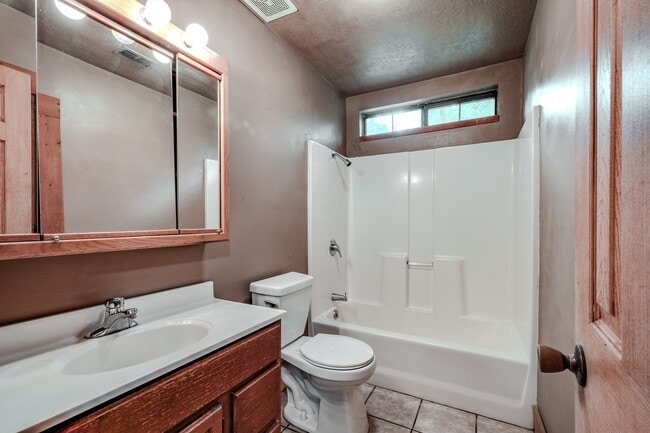 Building Photo - 521 Northwood Dr