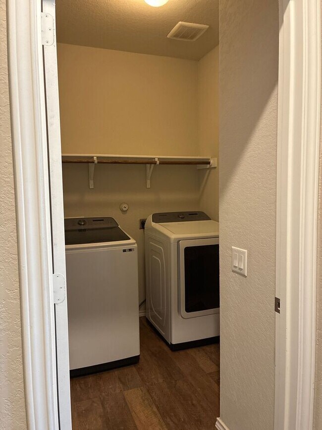 Building Photo - Charming 4 beds 2.5 baths in San Antonio!