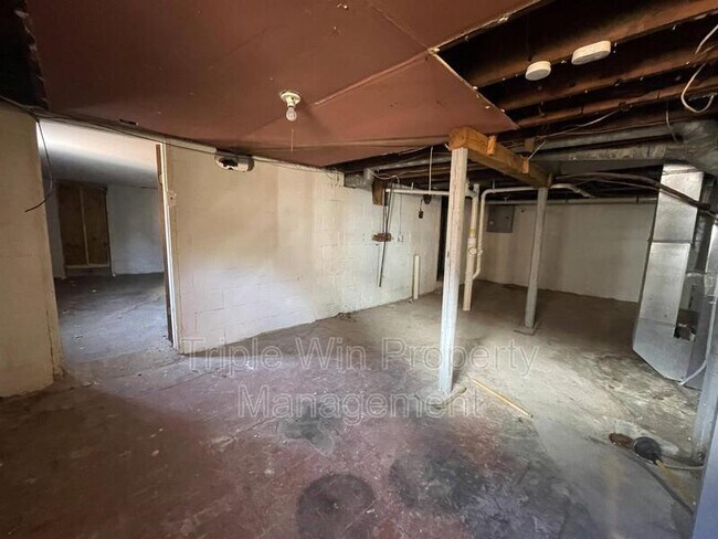 Building Photo - 9425 Burdella Ave