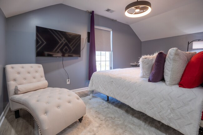 Building Photo - 5464 Daniel Ray Dr