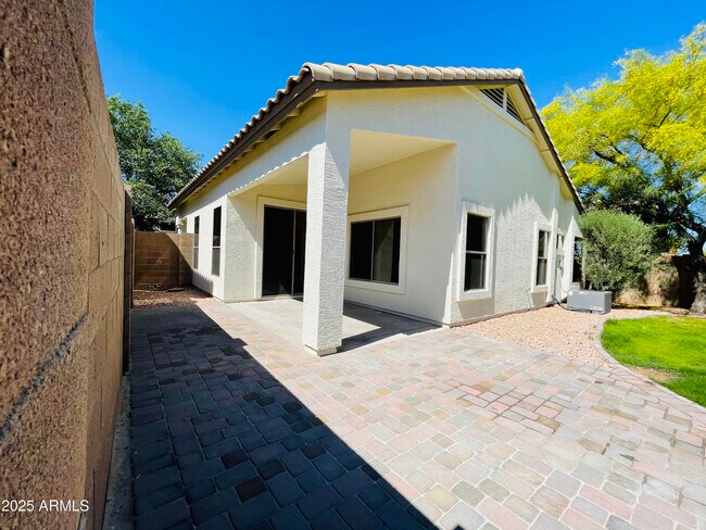 Building Photo - 841 E Lovegrass Dr