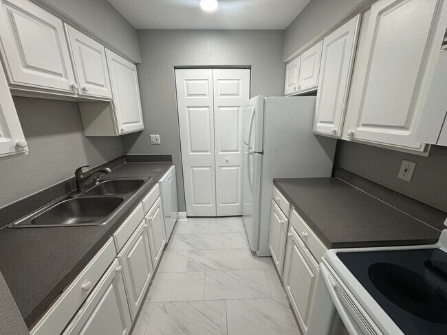Building Photo - Newly Renovated 2/1 Condo ~ Gated Community near Tuskawilla!