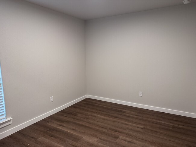 Building Photo - 520 Thicket Dr