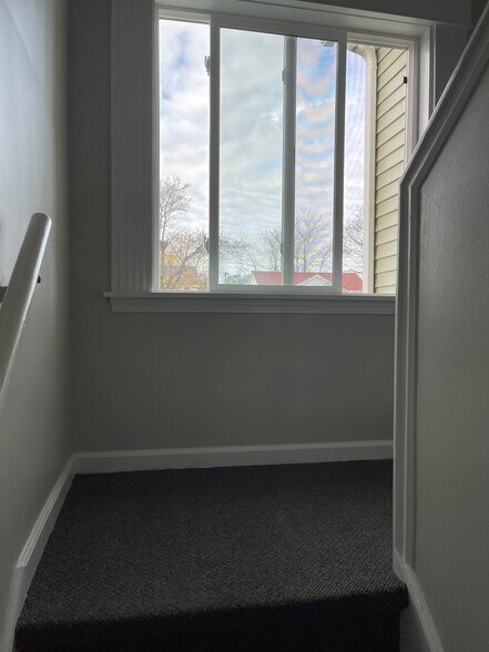 Building Photo - 33 Montfort Dr