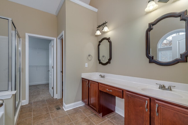 Building Photo - Huge 2 Homes in 1 with 2 full kitchens