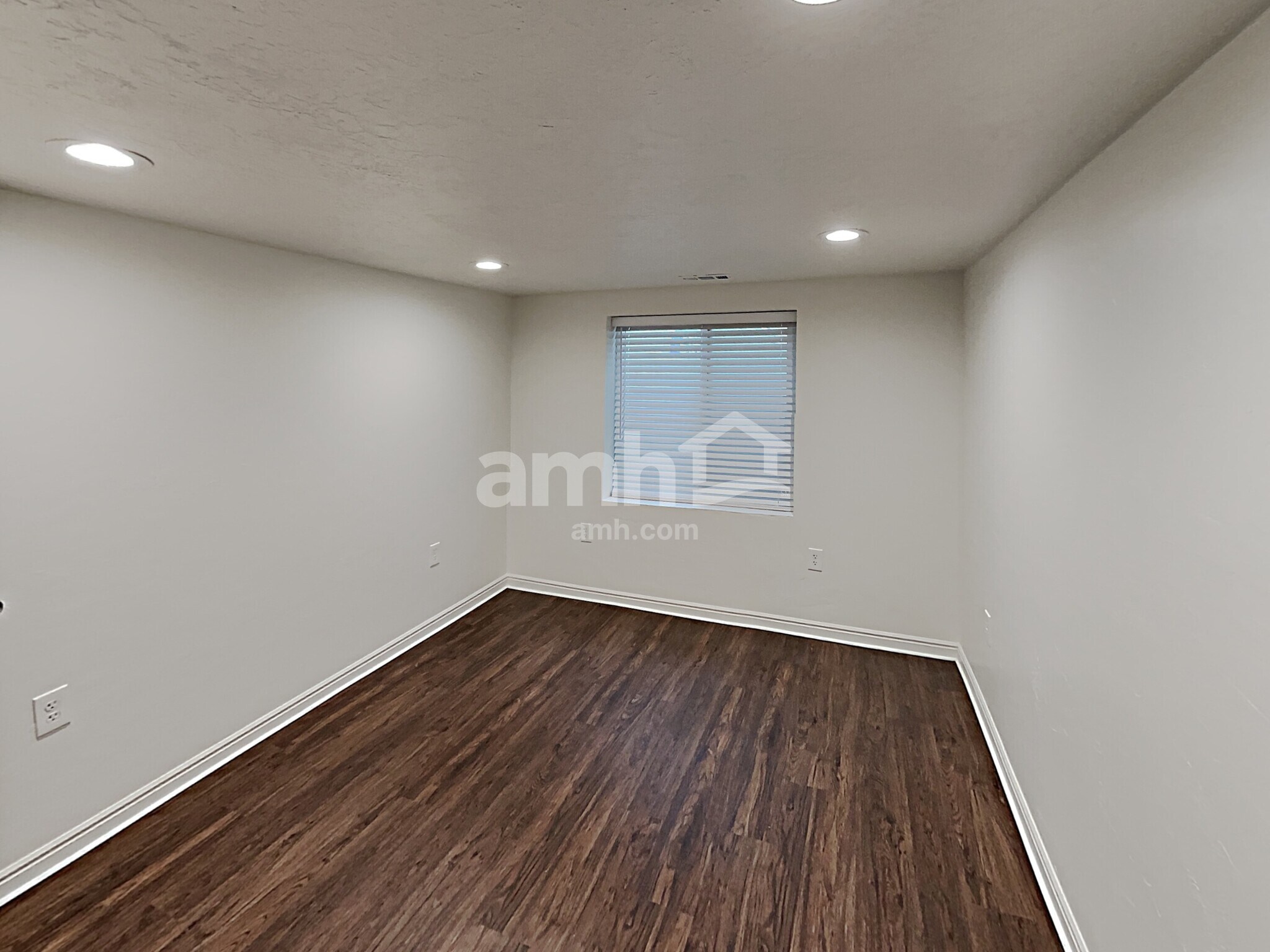 Building Photo - 2558 75 E