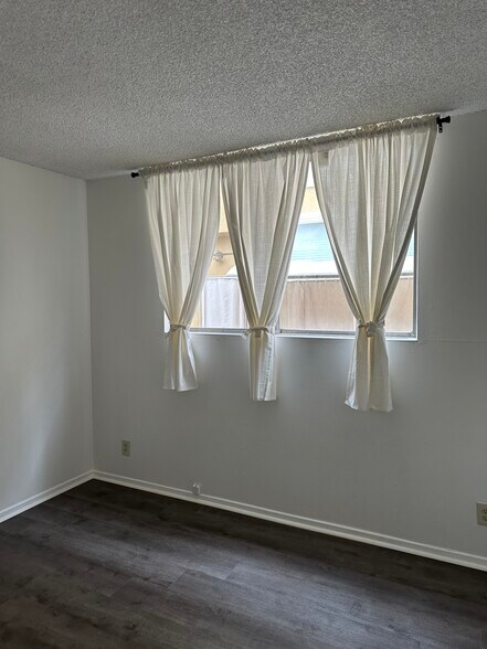 Building Photo - 4201 McLaughlin Ave