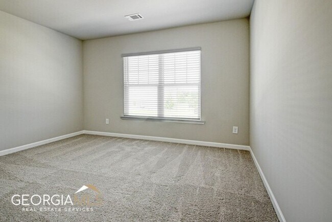 Building Photo - Prime Newnan Location! 2023 build, 3 bedroom townhome within walking distance to Downtown, The LI...