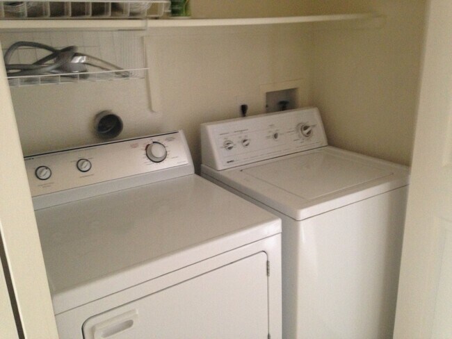 Building Photo - $500 OFF YOUR FIRST MONTHS RENT! Don't Miss This 3BR/ 2BA Condo with 1 car garage @ Creek Side In...