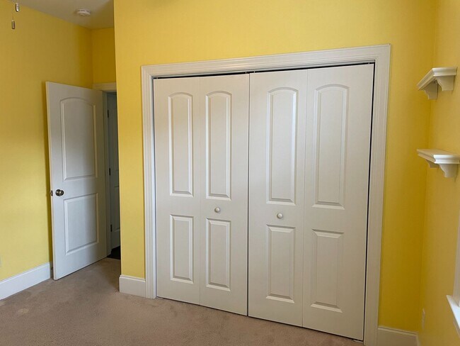 Building Photo - Beautiful 3 bedroom/2 bath home with sunroom and finished room over garage!