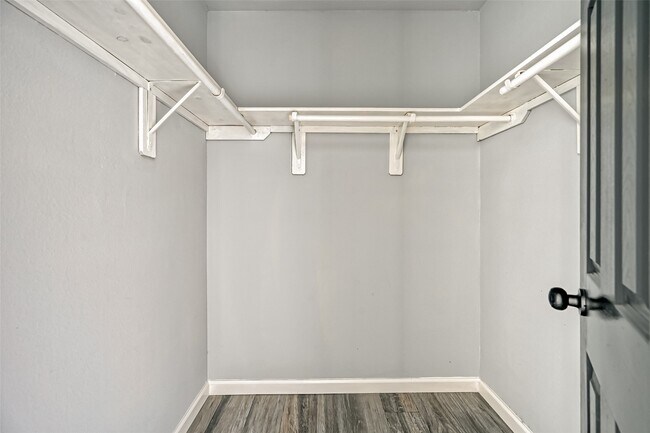 Building Photo - 8623 Valley Forest Dr