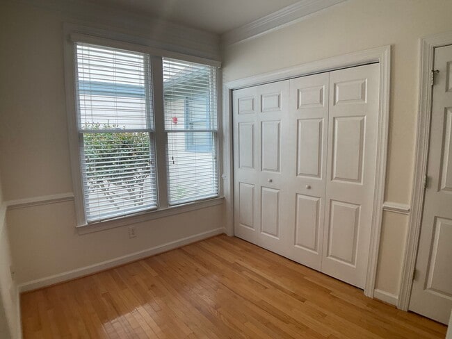 Building Photo - Gorgeous Condo in the heart of Chapel Hill