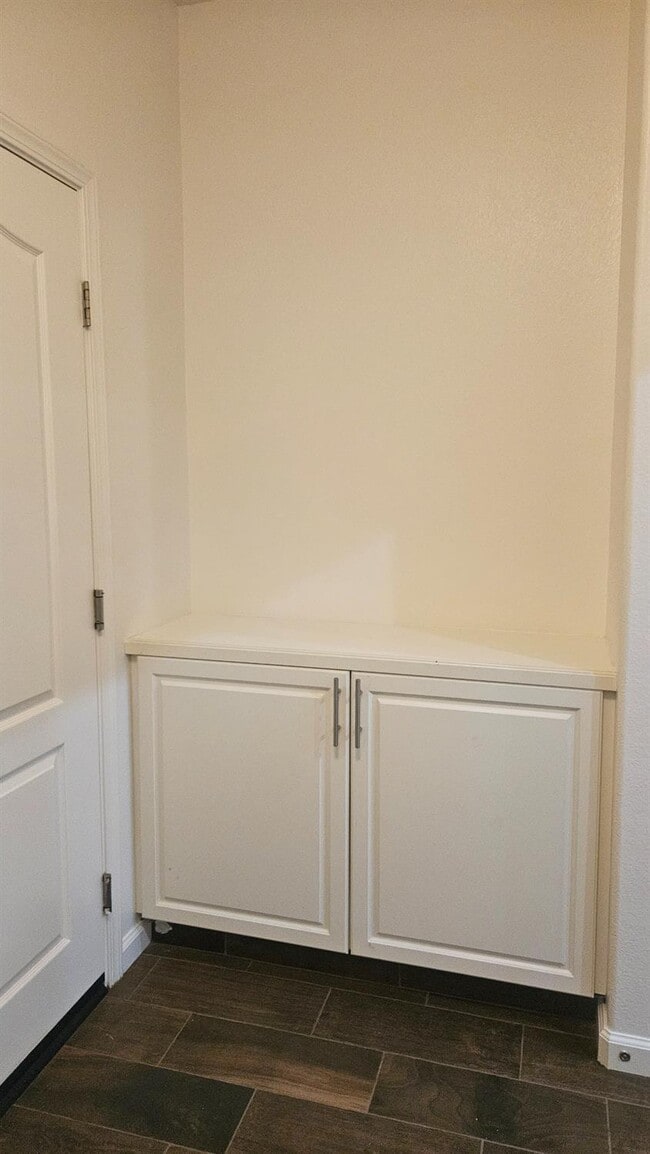 Building Photo - 3351 Cordova Ave