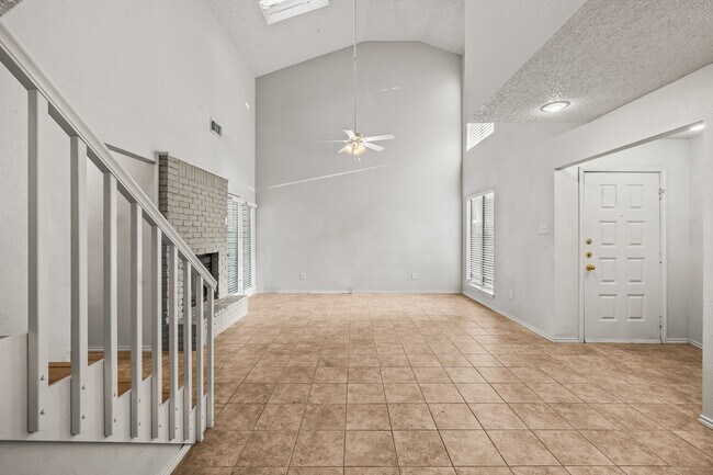 Building Photo - Spacious 2/2/2!