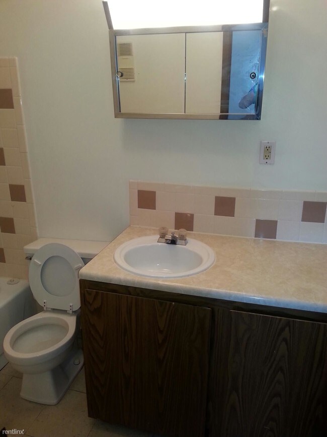 Building Photo - 1 br, 1 bath 4plex - 725 Moull St 715 d