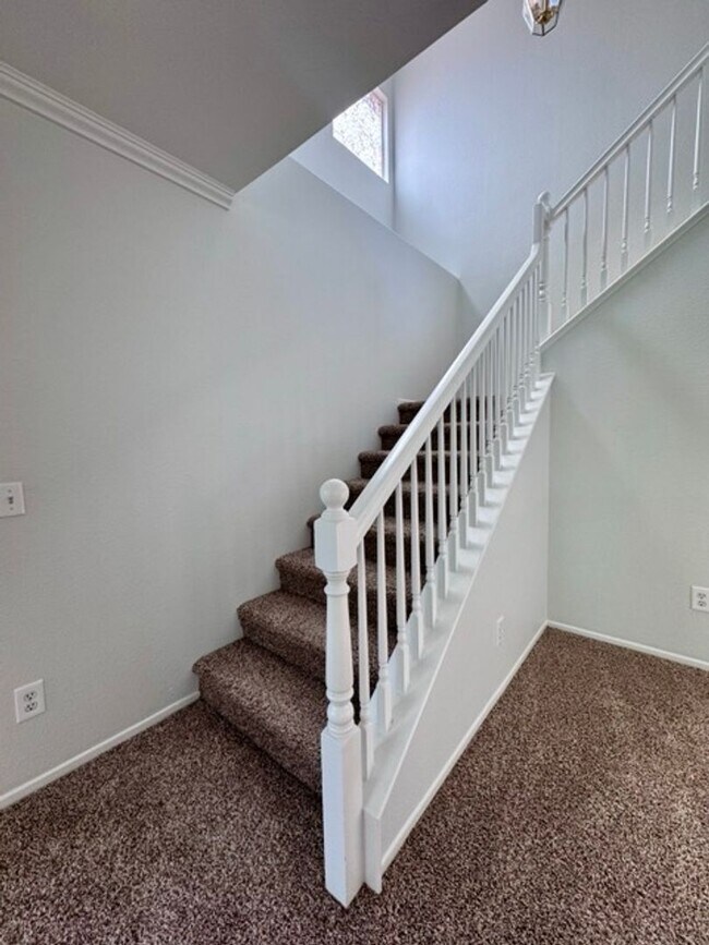 Building Photo - Spacious 4 Bedroom Home with a loft AND bo...