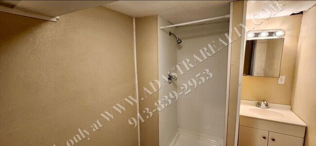 Building Photo - Beautiful House in South KC-Available NOW!!