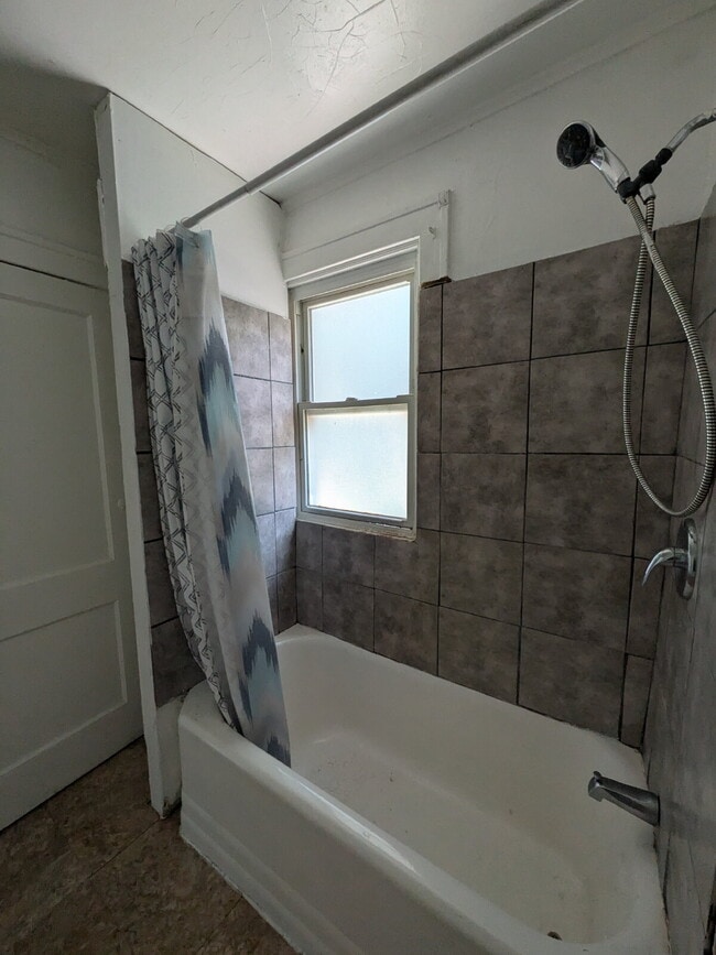 Building Photo - Section 8 approved 3 bed 1 bath home in McKeesport!