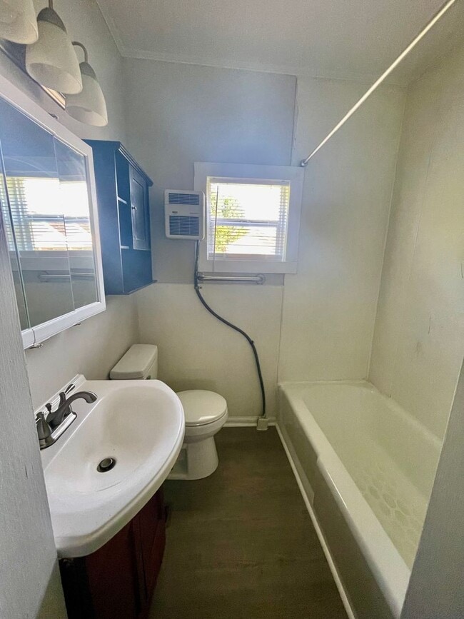 Building Photo - Must see this adorable 2 bed 1 bath bungal...