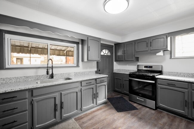 Building Photo - Stunning 3 bedroom home in McKees Rocks available May 1!