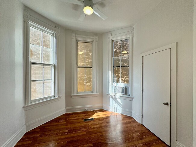 Building Photo - 2233 Victor St