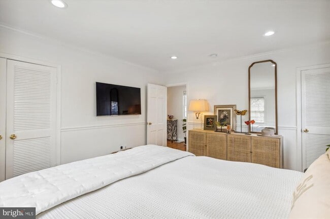 Building Photo - 221 S Fayette St