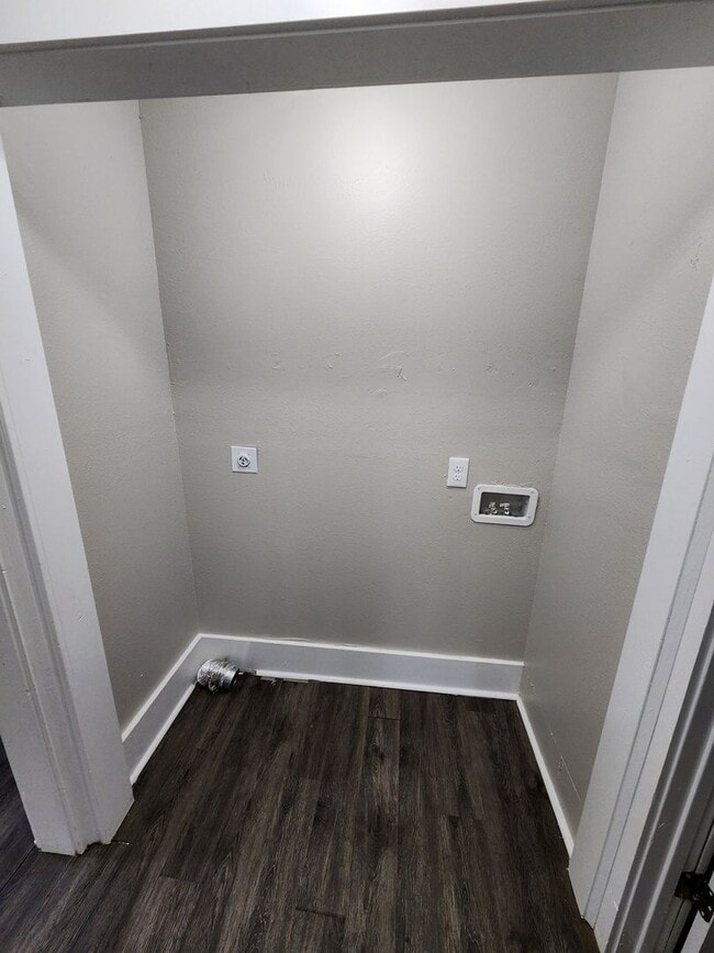 Building Photo - Spacious 2-Bedroom, 1-Bathroom Home AVAILA...