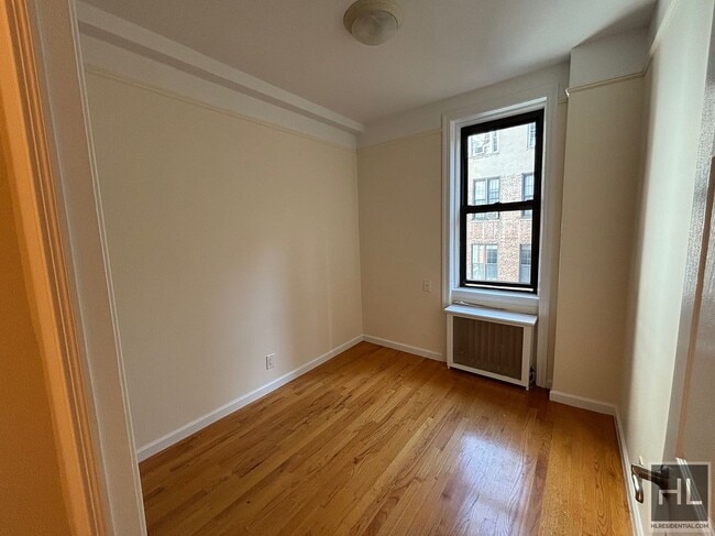 Building Photo - 305 W 45th St