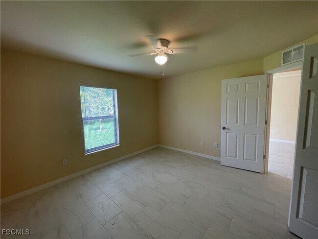 Building Photo - 533 SE 6th Pl