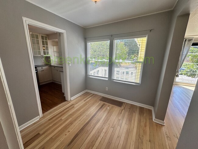 Building Photo - 2-Bedroom 2-Bathroom House in NE Portland,...