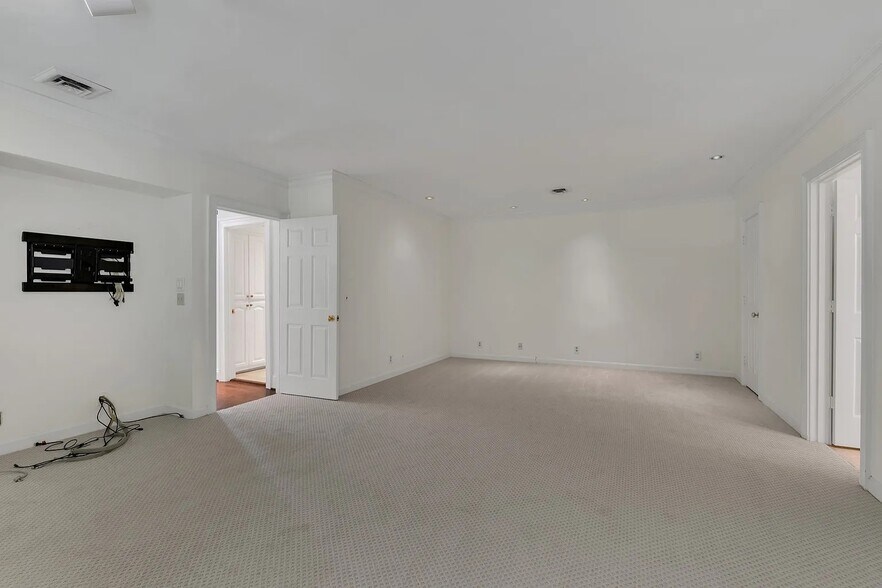 Building Photo - 3600 Bowlingate Ln