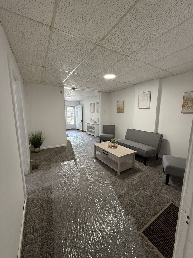 Building Photo - Don't miss out on this beautifully updated unit!