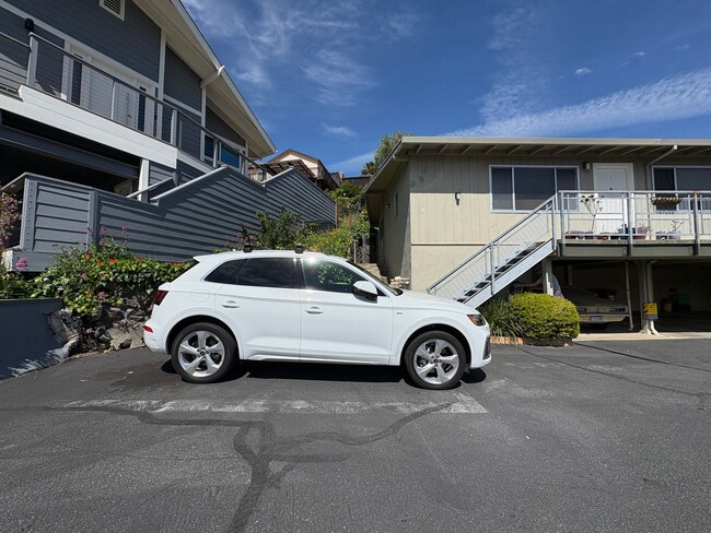 Building Photo - OPEN HOUSE SAT 4/26 11AM TO 12PM. Amazing ...
