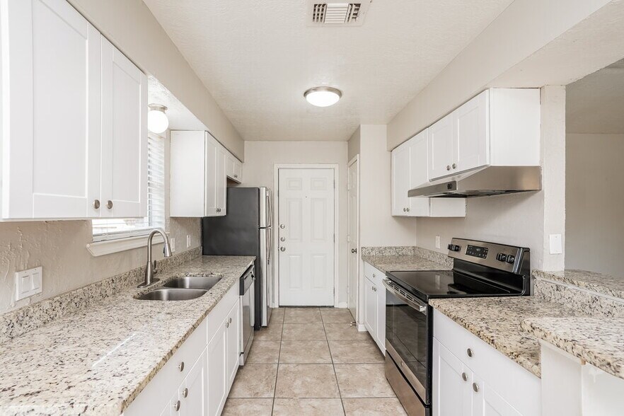 Building Photo - 2515 Village Cir Dr