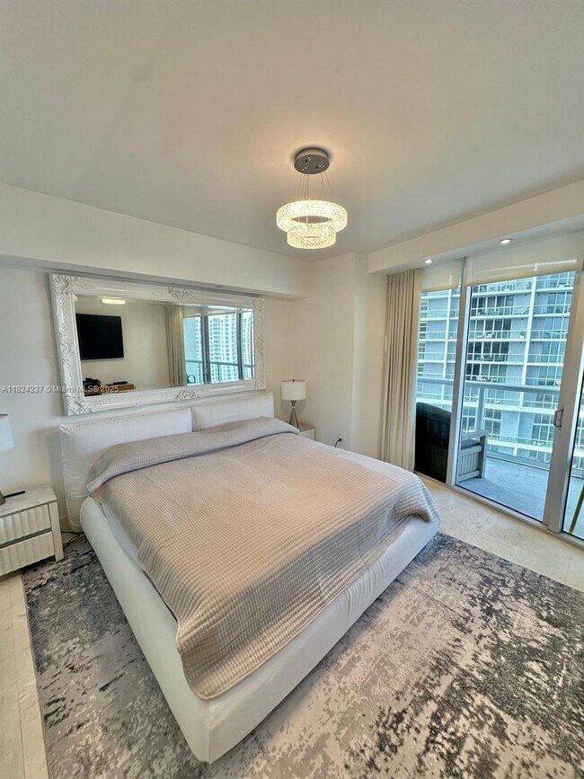 Building Photo - 495 Brickell Ave