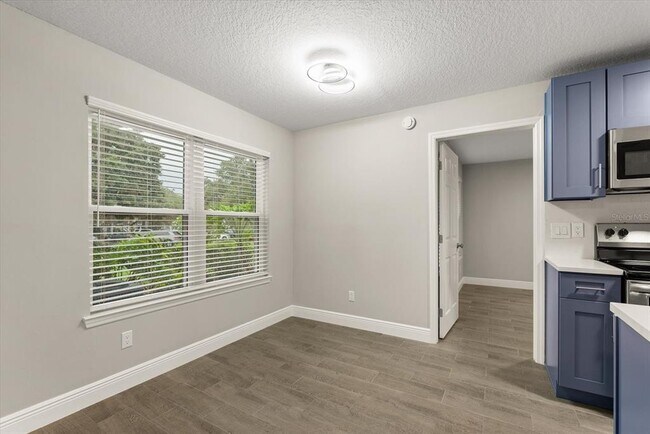 Building Photo - 2592 Grassy Point Dr