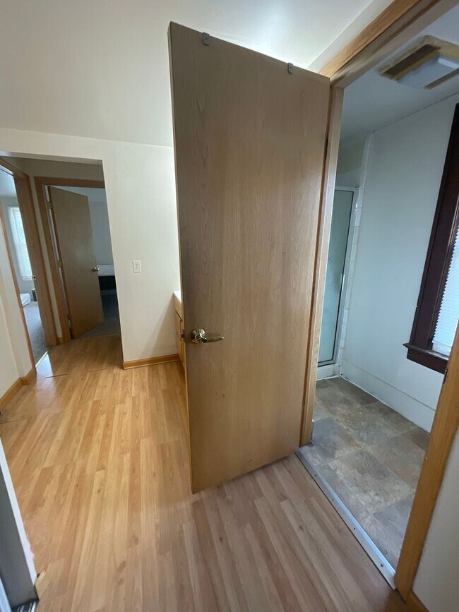 Building Photo - 926 Sylvan Ave