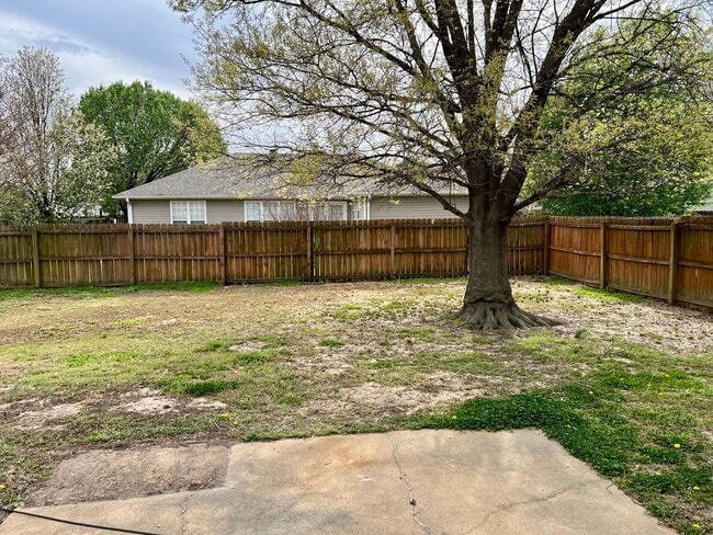 Building Photo - 2105 Sheffield Dr